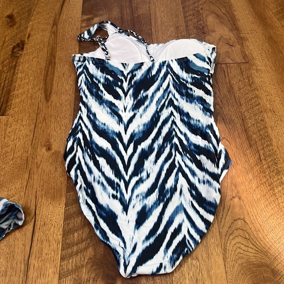 La Blanca Woman’s Printed One Piece and Wrap - Picture 3 of 4